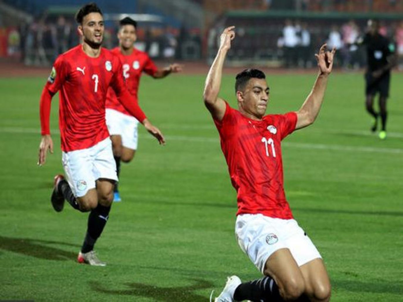 ليؤدي واجبه تجاه منتخبنا بالكاميرون ..ضبط طالب يؤدي امتحان نصف العام بدلا من لاعب مصري!