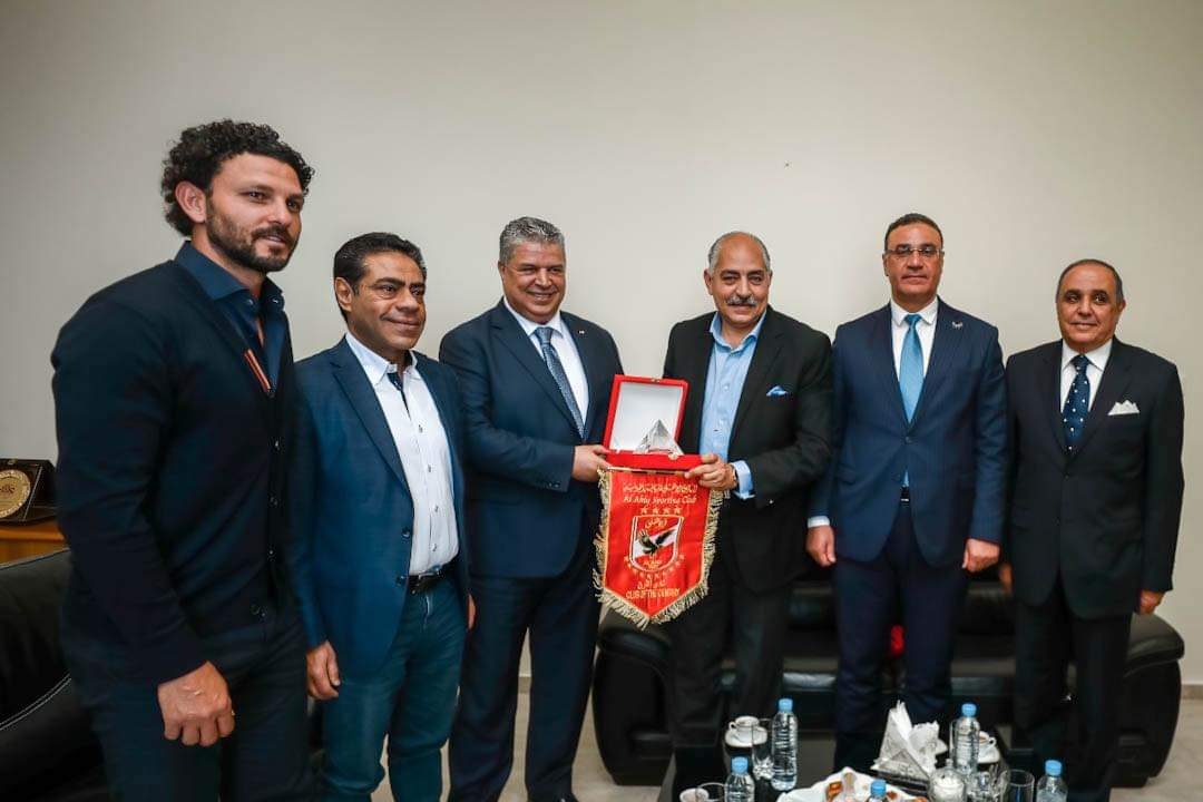 أخبار الأهلي: العامري فاروق يزور اتحاد الكرة الجزائري ويهدي رئيس الاتحاد درع وعلم الأهلي