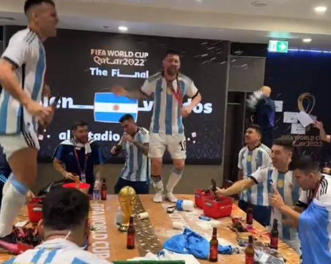 شاهد احتفال ميسي ولاعبي الارجنتين في غرف الملابس بعد الفوز بكاس العالم : فيديو و الصور