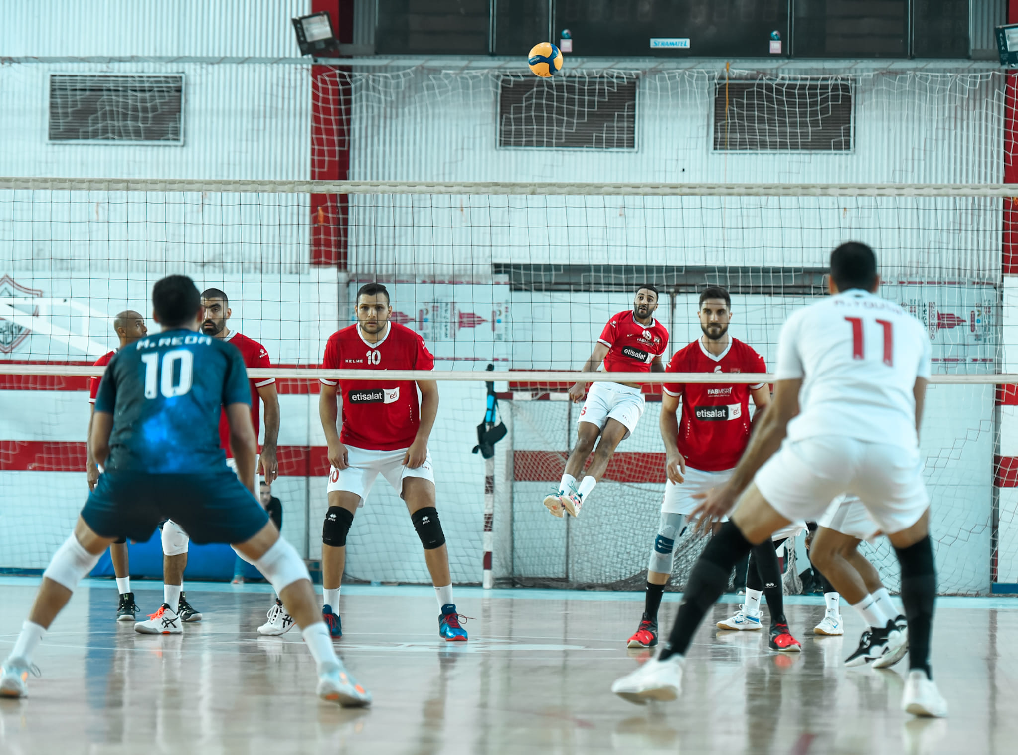 أخبار الأهلي: في قلب ميت عقبة.. ماسترز الأهلي يكستح الزمالك في دوري الطائرة
