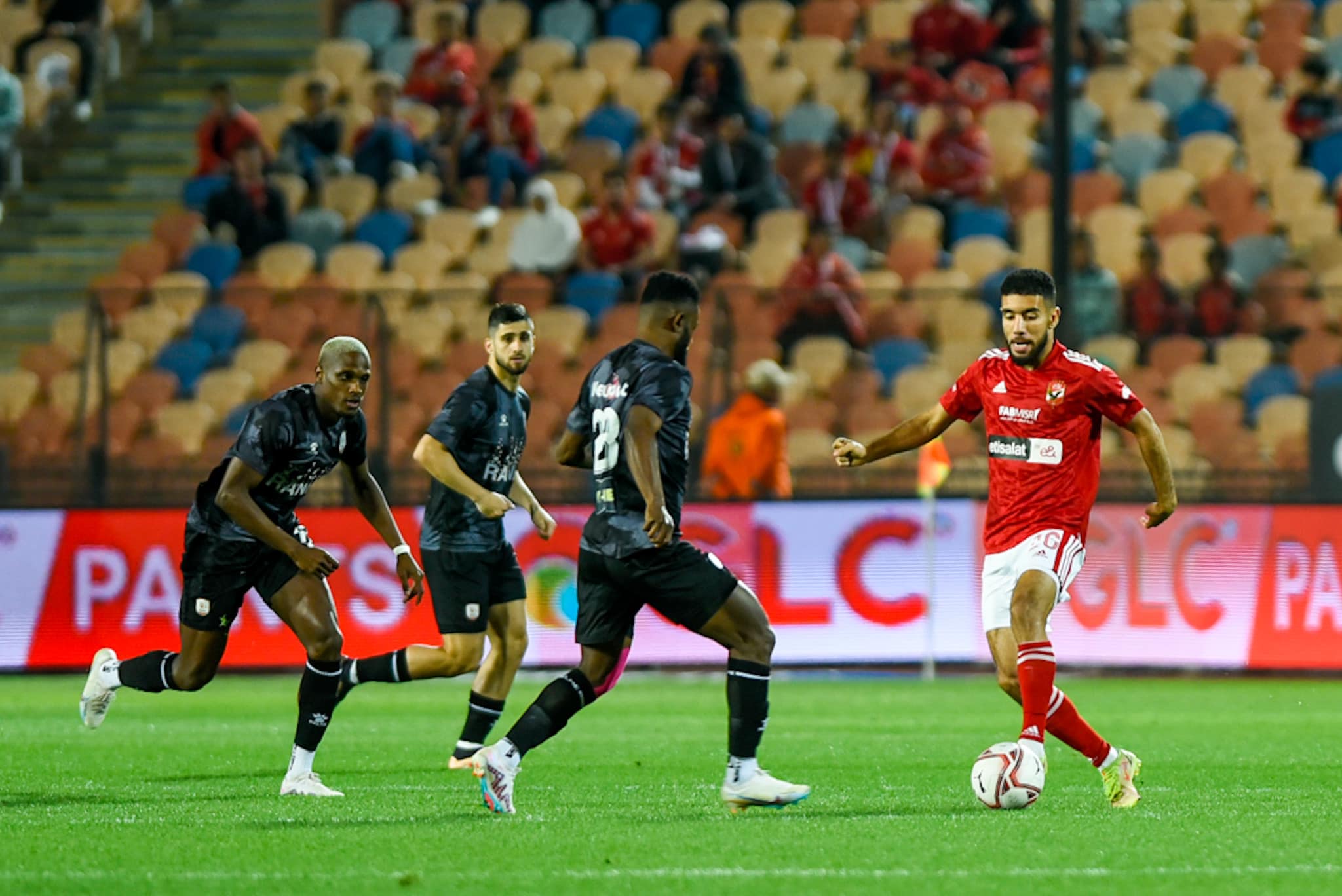 أخبار الأهلي : عرض جديد يقرب أحمد قندوسي من الرحيل عن الأهلي