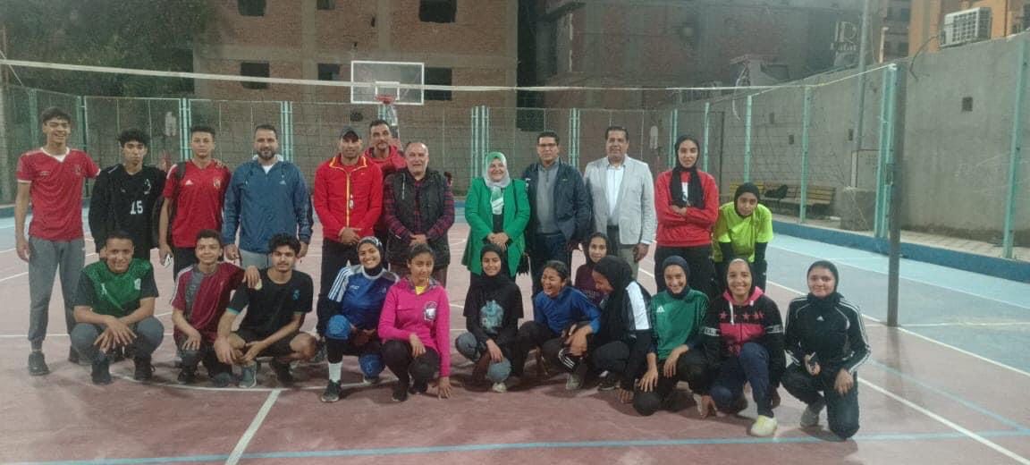 الدكتورة جيهان فؤاد رئيس منطقة الكرة الطائرة تتابع نشاط اللعبة بنادى الشرقية