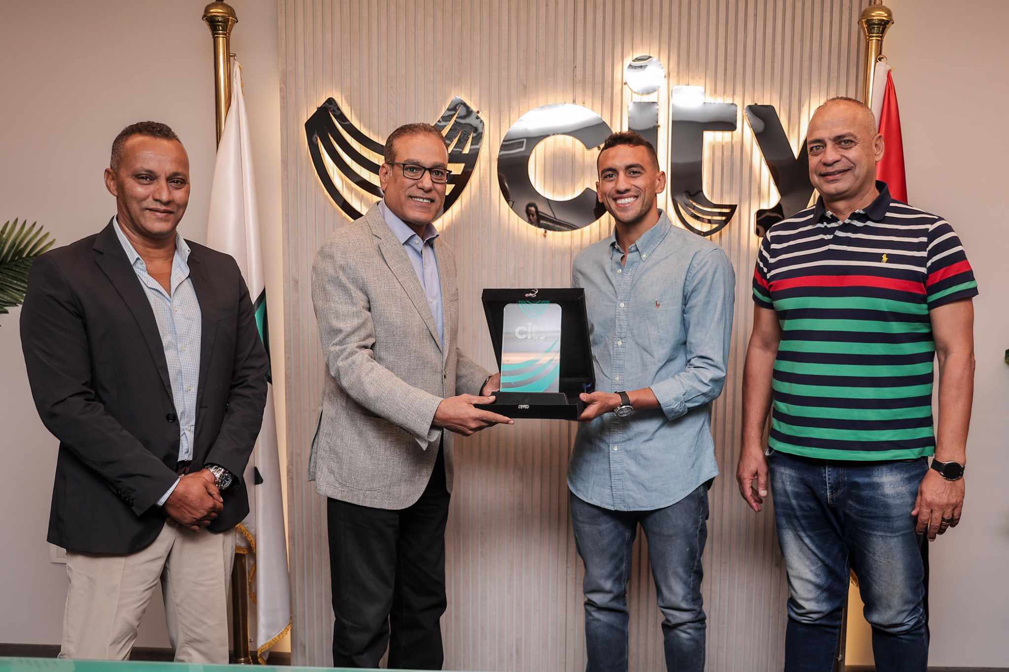 سيتي كلوب تكرم البطل أحمد الجندي بعد ذهبية باريس وتهديه درع الشركة باعتباره سفيرا لها