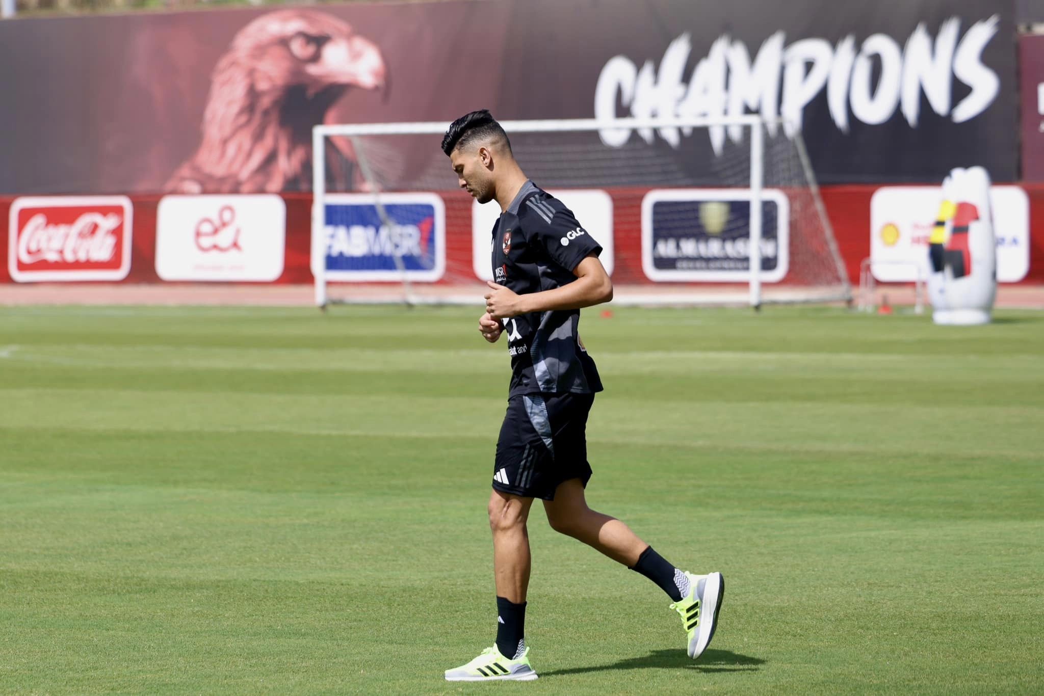 أخبار الأهلي : أشرف داري هل يعانى من اصابة مزمنة ..والد اللاعب يجيب !