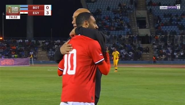 محمد صلاح لـ عمر مرموش في معسكر المنتخب: الجولدن بوي