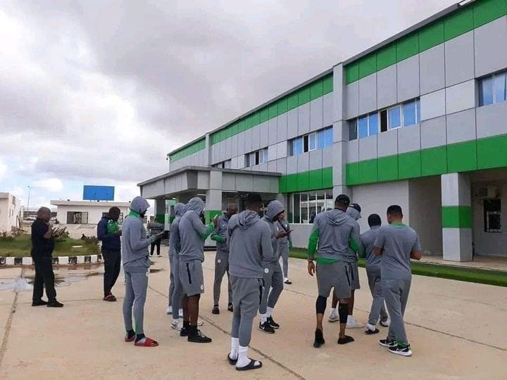 كاف في بيان رسمي تعليقا على أزمة منتخب نيجيريا في ليبيا … تصفيات أمم إفريقيا 2025: نيجيريا تنسحب من مباراتها ضد ليبيا احتجاجا على “معاملة غير انسانية”