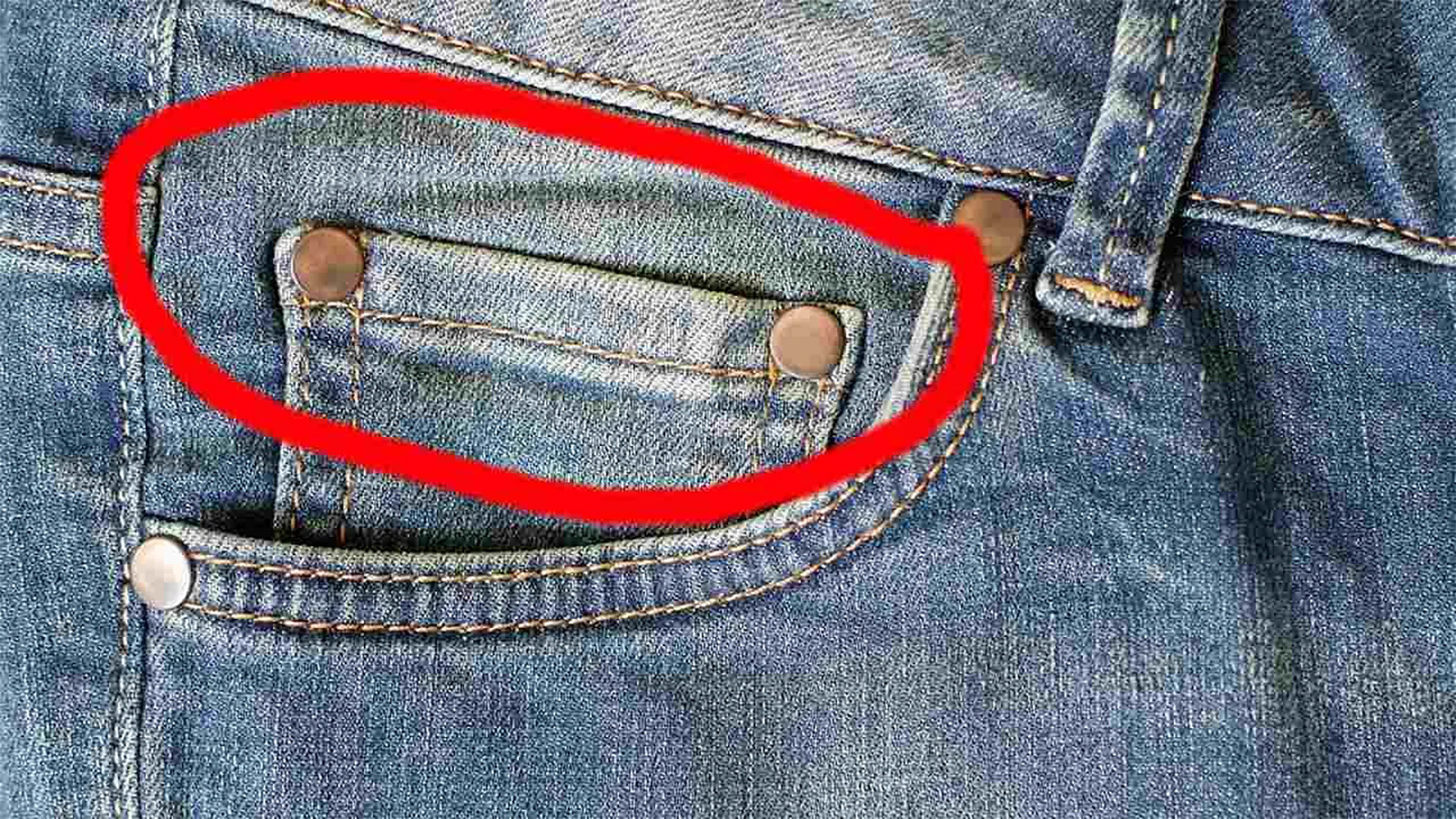 سبب وجود جيب صغير في البناطيل الجينز | ما سبب تسمية البناطيل ذات الجيوب الخمسة؟