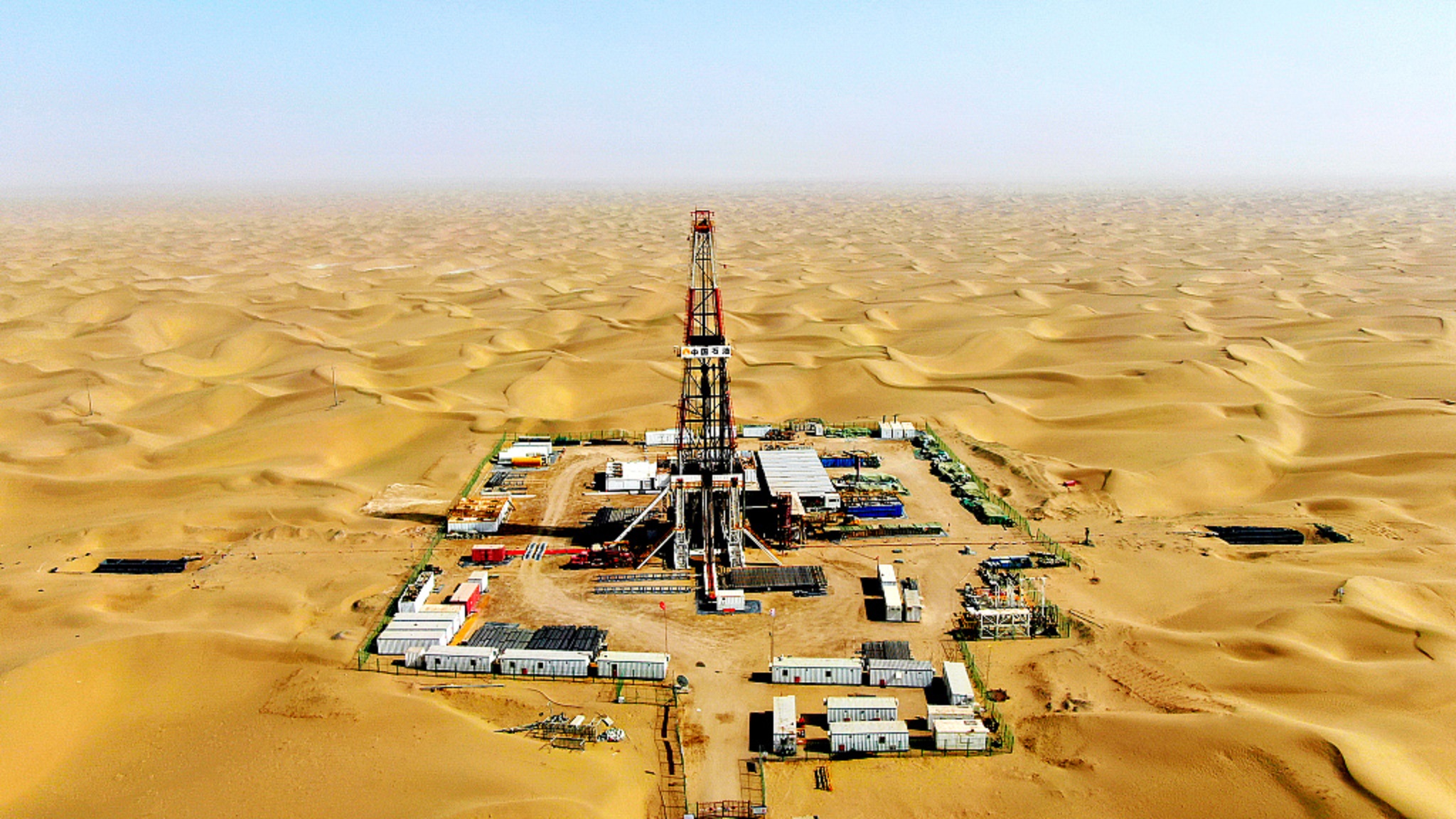 معجزة تهز العالم.. فيديو اكتشاف أكبر بئر نفطي علي الارض 2025 في الصحراء الغربية اكتشافات نفطية جديدة: هل ستحول مصر إلى عملاق نفطي؟